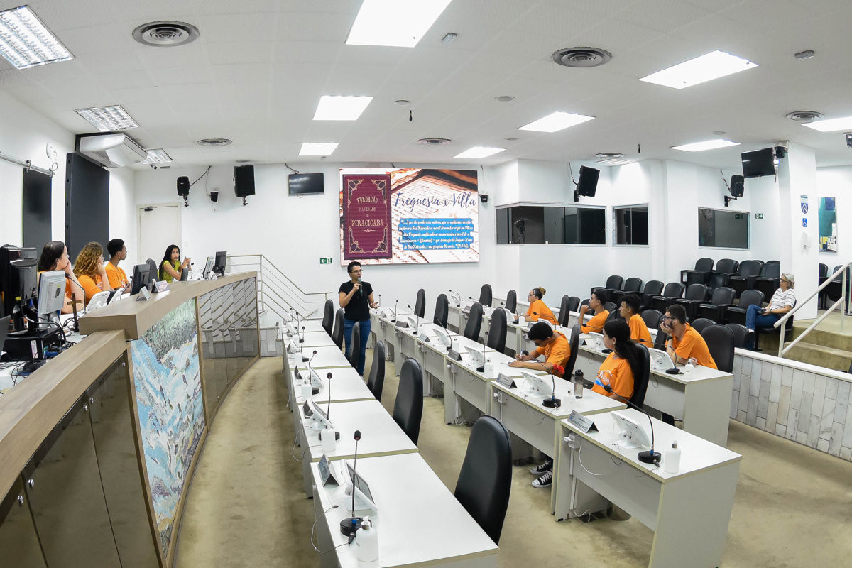 Jovens do Projeto Pescar visitam a Câmara e participam do Conheça o Legislativo