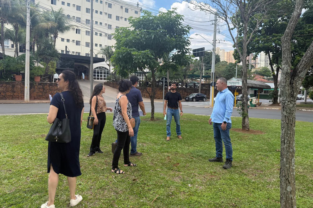 Vereador acompanha implantação de projeto piloto de arborização