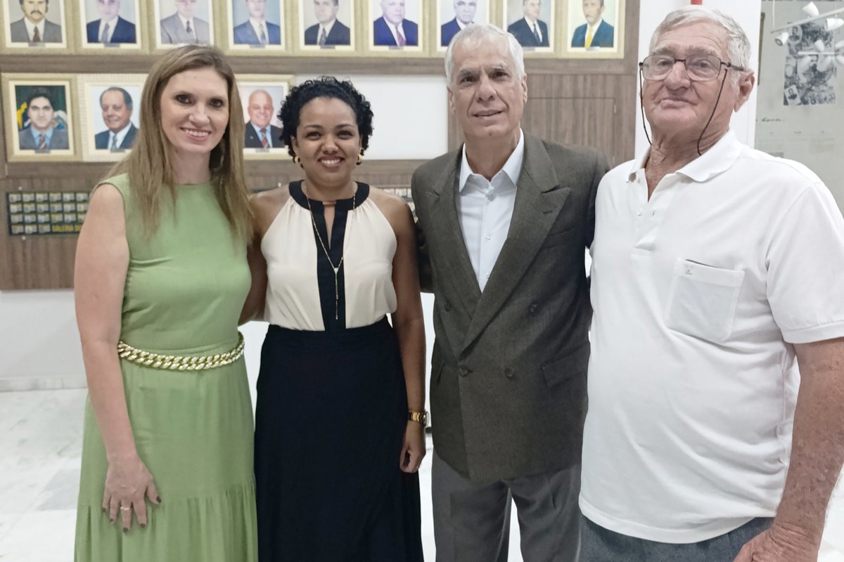 Cerimônia na Câmara marca a entrega de votos de congratulações à Escola Heitor Pompermayer e ao morador Aristides Ceregatto pelas contribuições à comunidade.