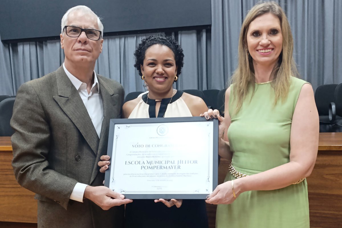 Cerimônia na Câmara marca a entrega de votos de congratulações à Escola Heitor Pompermayer e ao morador Aristides Ceregatto pelas contribuições à comunidade.