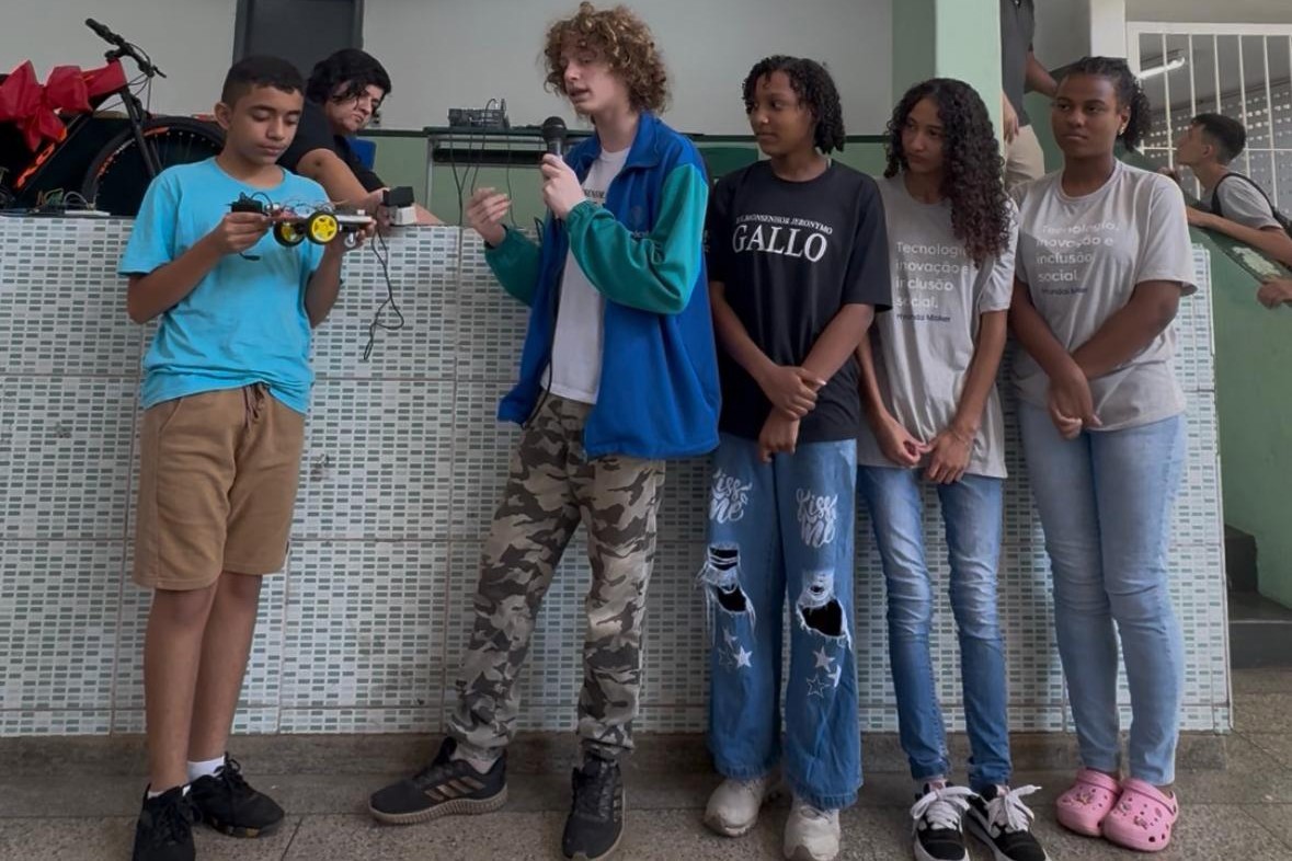 Vereador acompanha apresentação de projeto de robótica de escola estadual