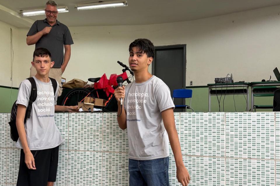 Vereador acompanha apresentação de projeto de robótica de escola estadual
