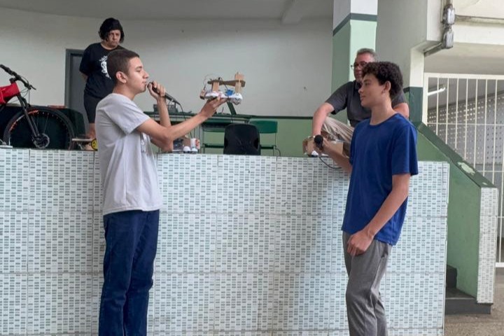 Vereador acompanha apresentação de projeto de robótica de escola estadual