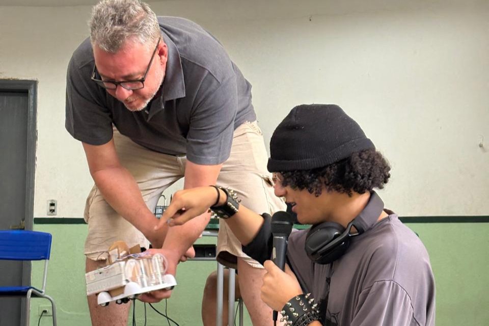 Vereador acompanha apresentação de projeto de robótica de escola estadual