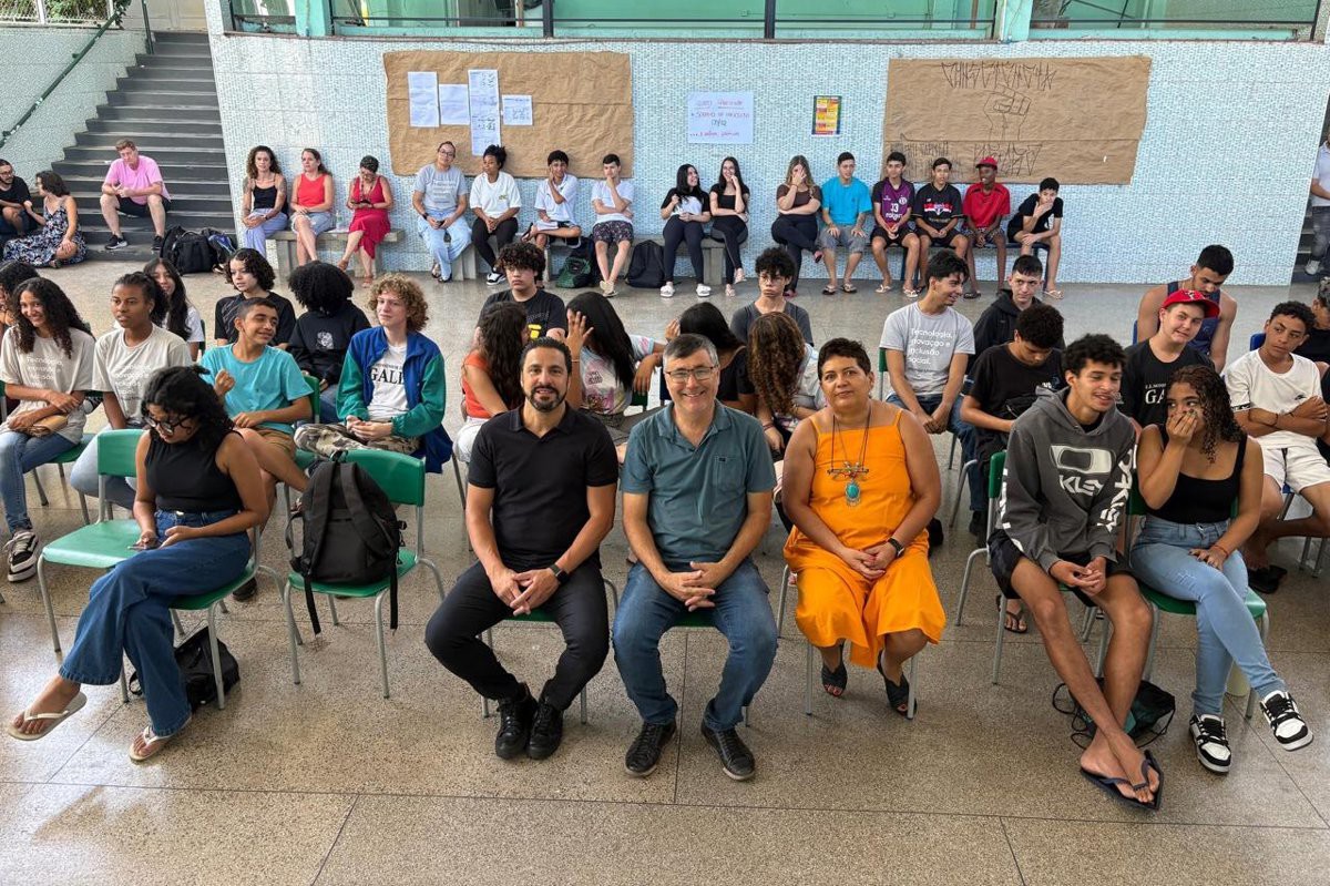 Vereador acompanha apresentação de projeto de robótica de escola estadual