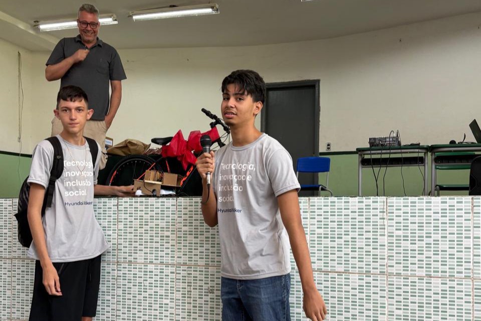 Vereador acompanha apresentação de projeto de robótica de escola estadual