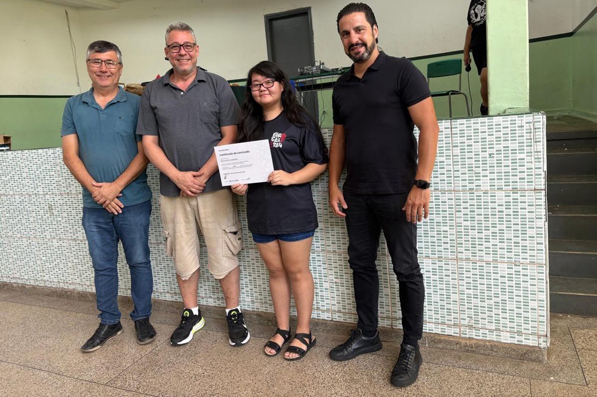 Vereador acompanha apresentação de projeto de robótica de escola estadual