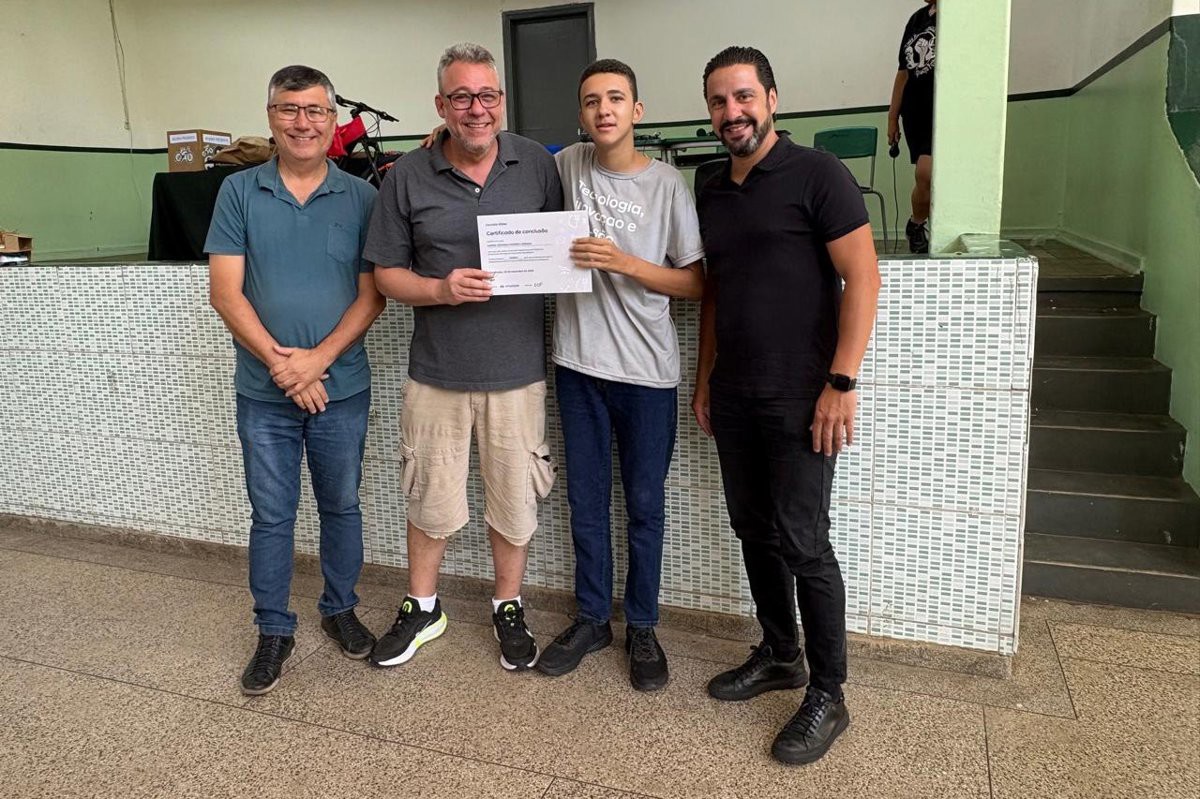 Vereador acompanha apresentação de projeto de robótica de escola estadual