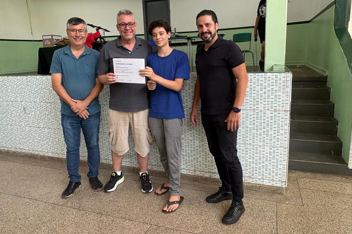 Vereador acompanha apresentação de projeto de robótica de escola estadual