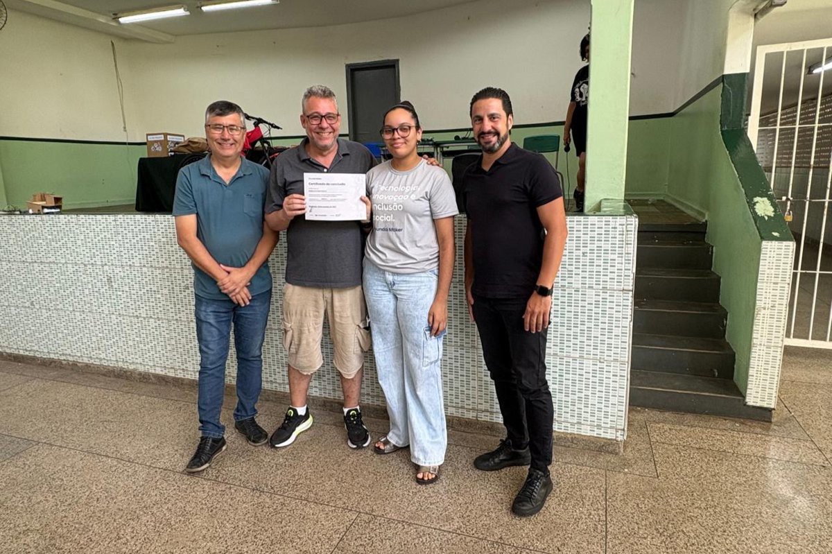 Vereador acompanha apresentação de projeto de robótica de escola estadual