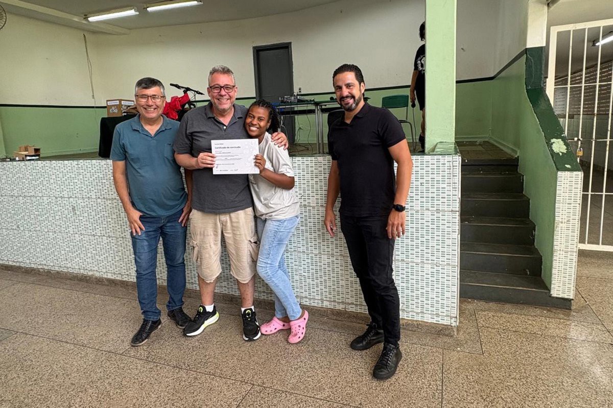 Vereador acompanha apresentação de projeto de robótica de escola estadual