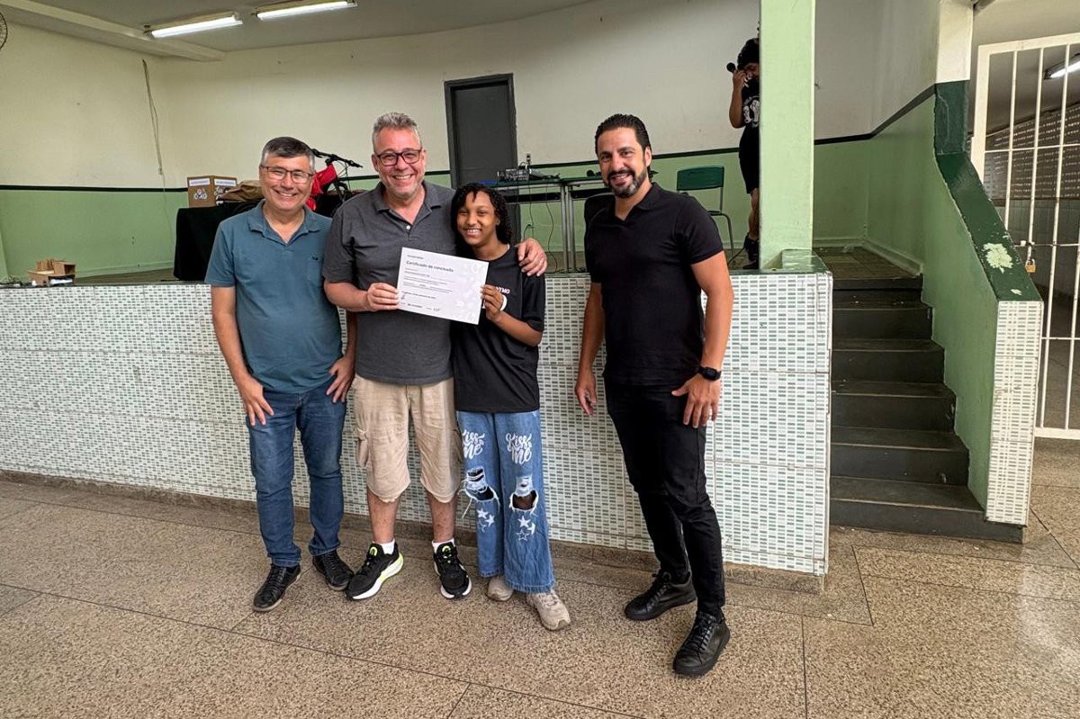 Vereador acompanha apresentação de projeto de robótica de escola estadual