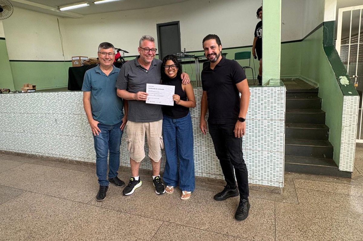 Vereador acompanha apresentação de projeto de robótica de escola estadual