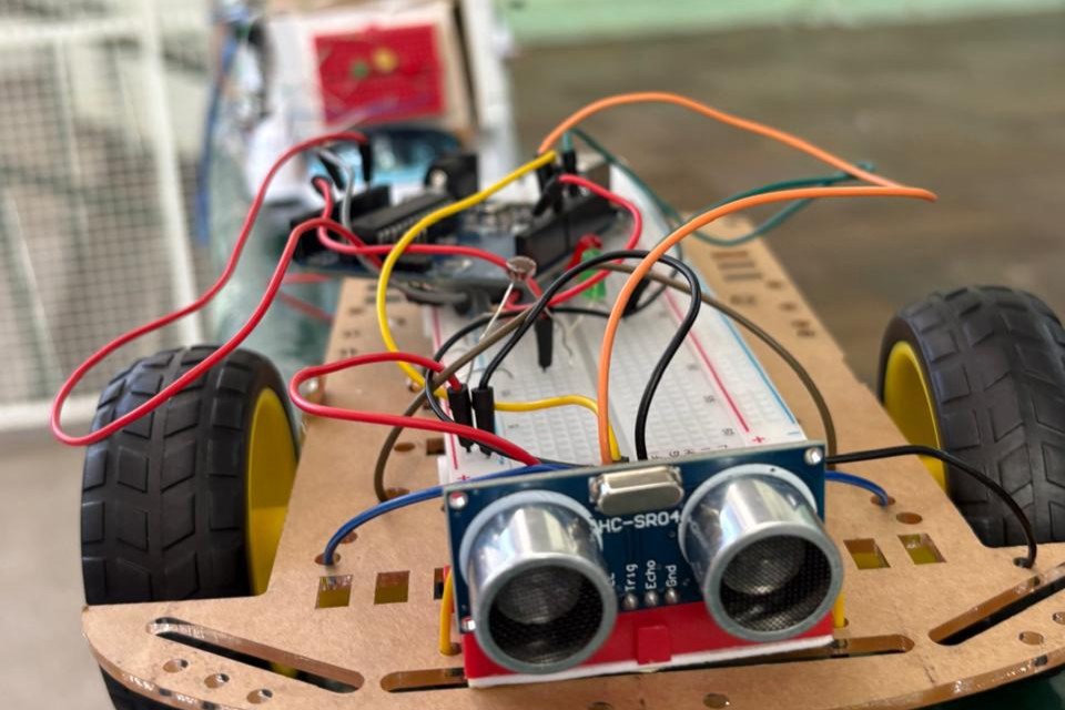 Vereador acompanha apresentação de projeto de robótica de escola estadual