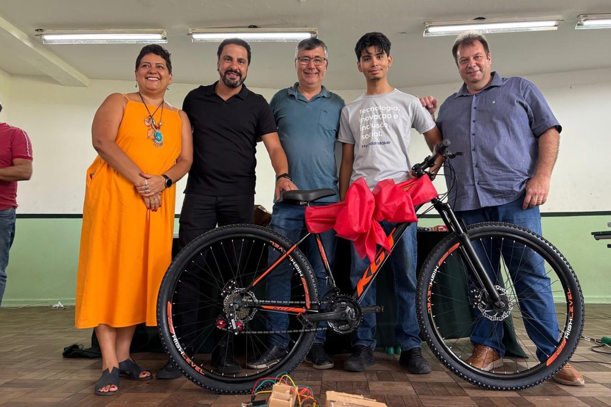 Vereador acompanha apresentação de projeto de robótica de escola estadual