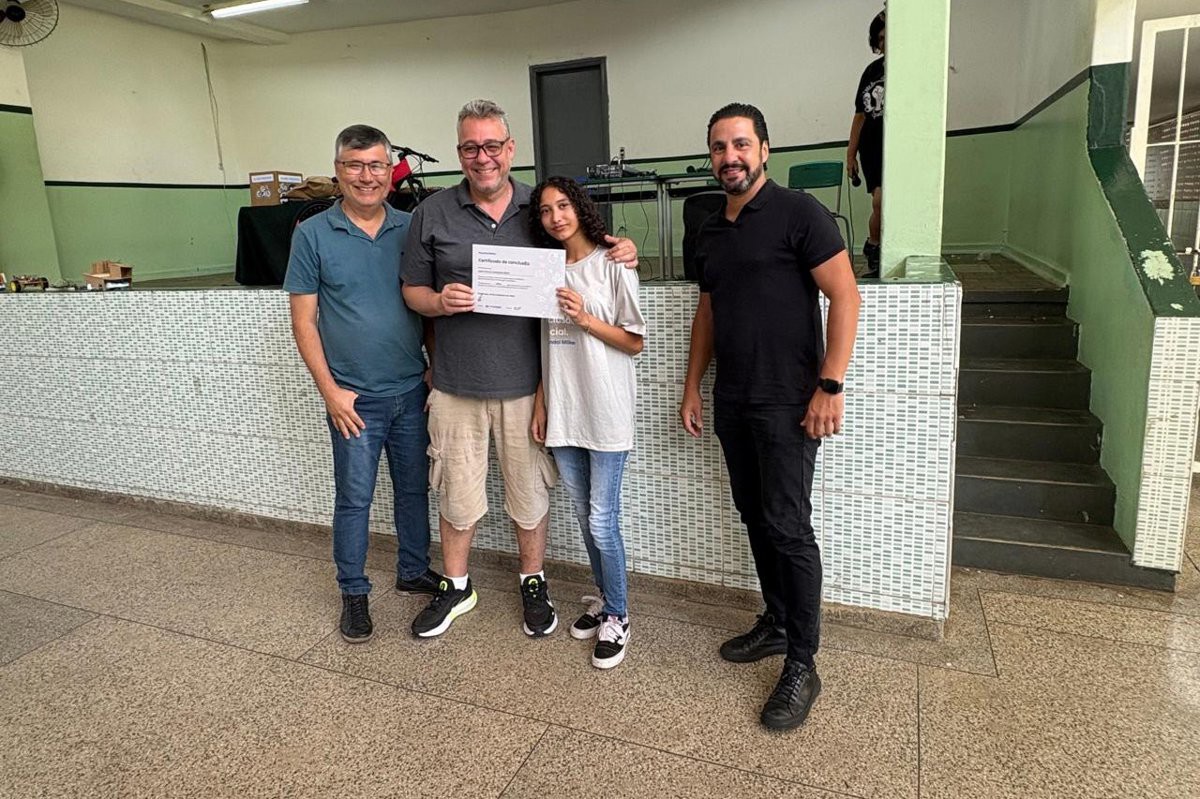 Vereador acompanha apresentação de projeto de robótica de escola estadual