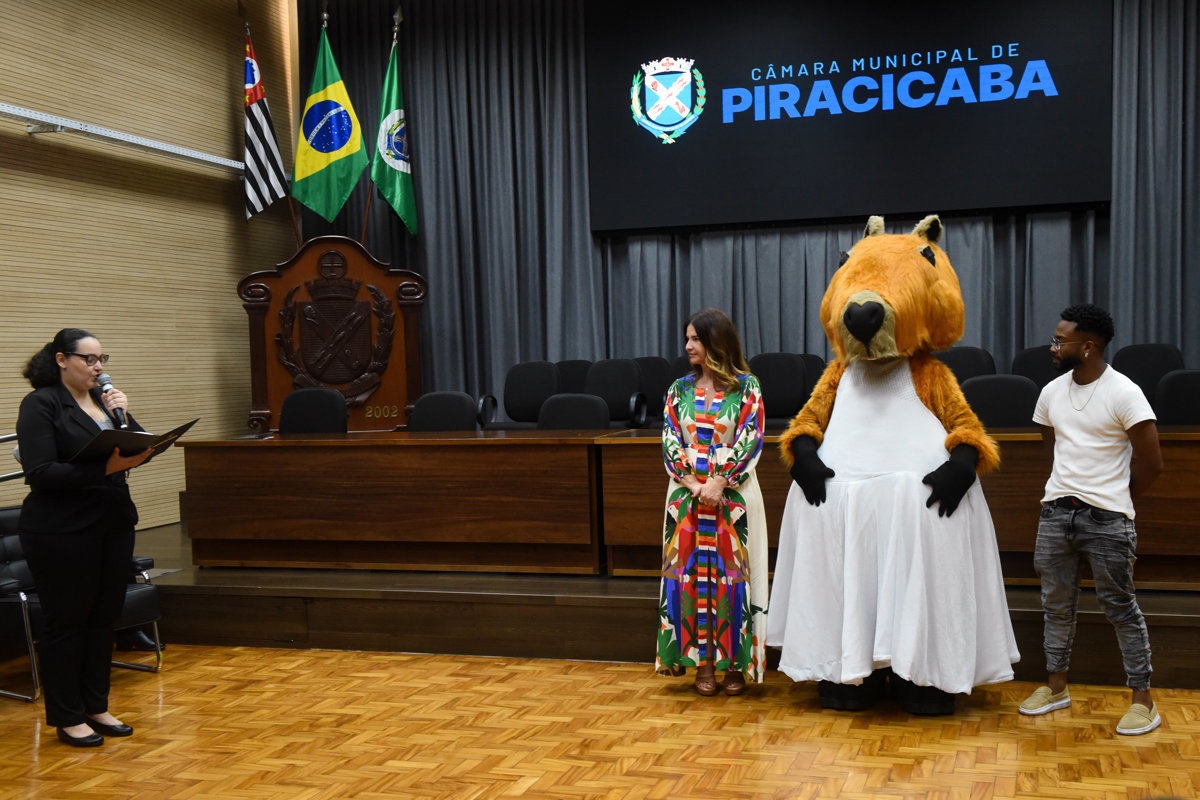 Cerimônia de entrega do voto de congratulações aconteceu na tarde desta quinta-feira (11), no salão nobre da Câmara