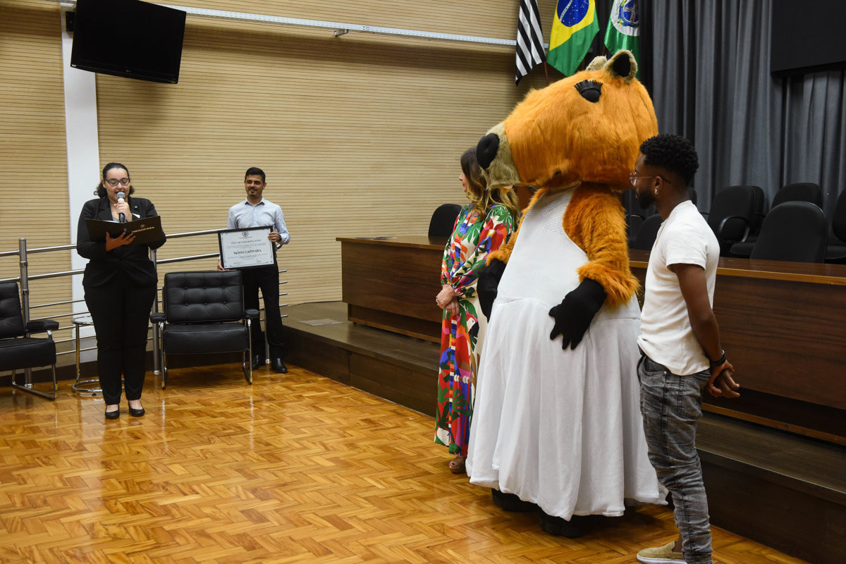 Cerimônia de entrega do voto de congratulações aconteceu na tarde desta quinta-feira (11), no salão nobre da Câmara