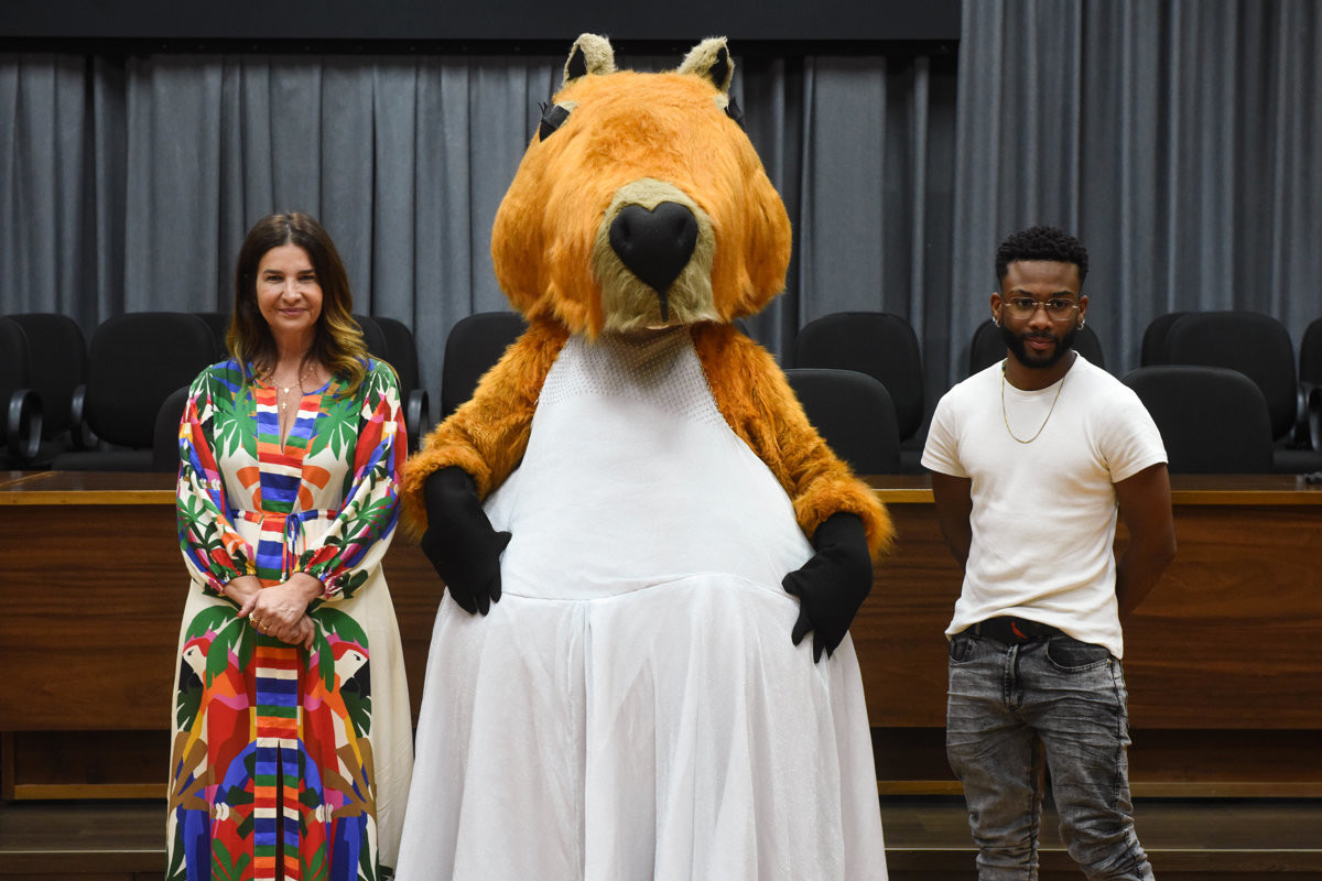 Cerimônia de entrega do voto de congratulações aconteceu na tarde desta quinta-feira (11), no salão nobre da Câmara