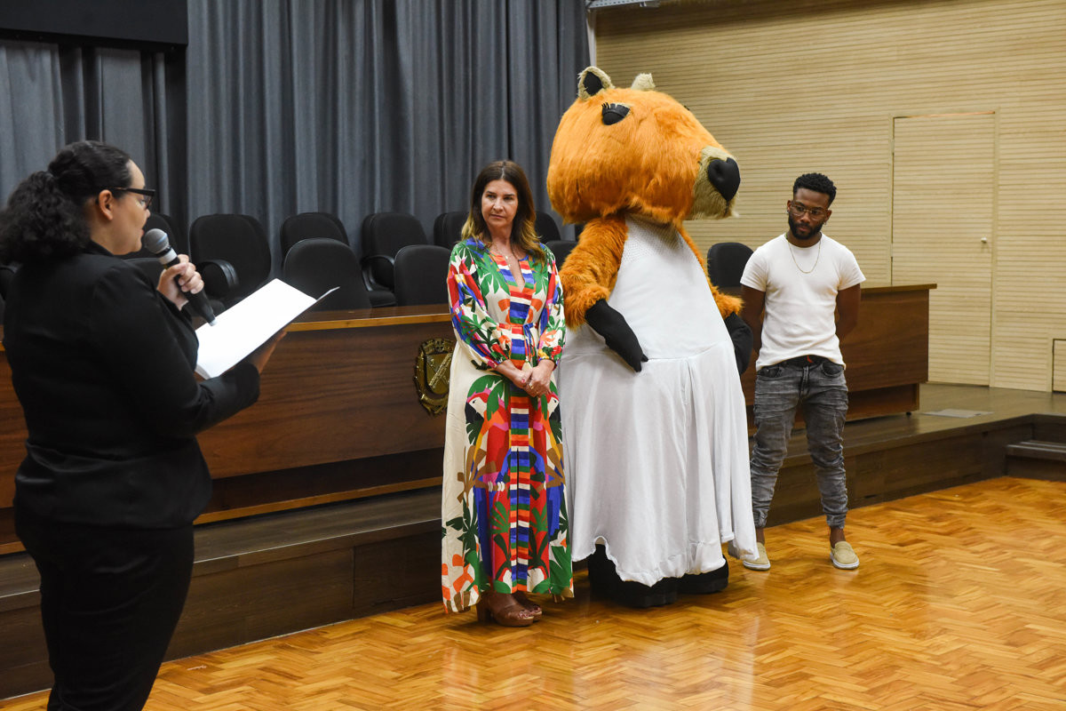 Cerimônia de entrega do voto de congratulações aconteceu na tarde desta quinta-feira (11), no salão nobre da Câmara