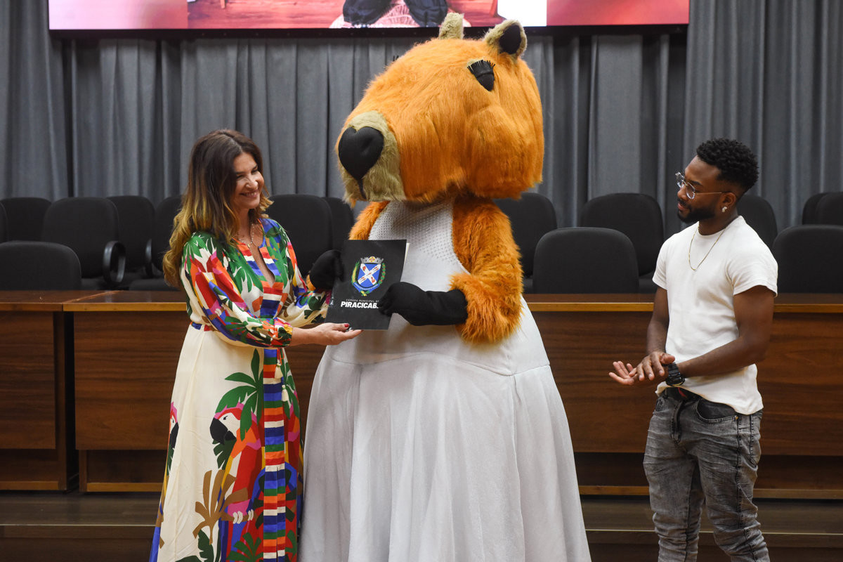 Cerimônia de entrega do voto de congratulações aconteceu na tarde desta quinta-feira (11), no salão nobre da Câmara