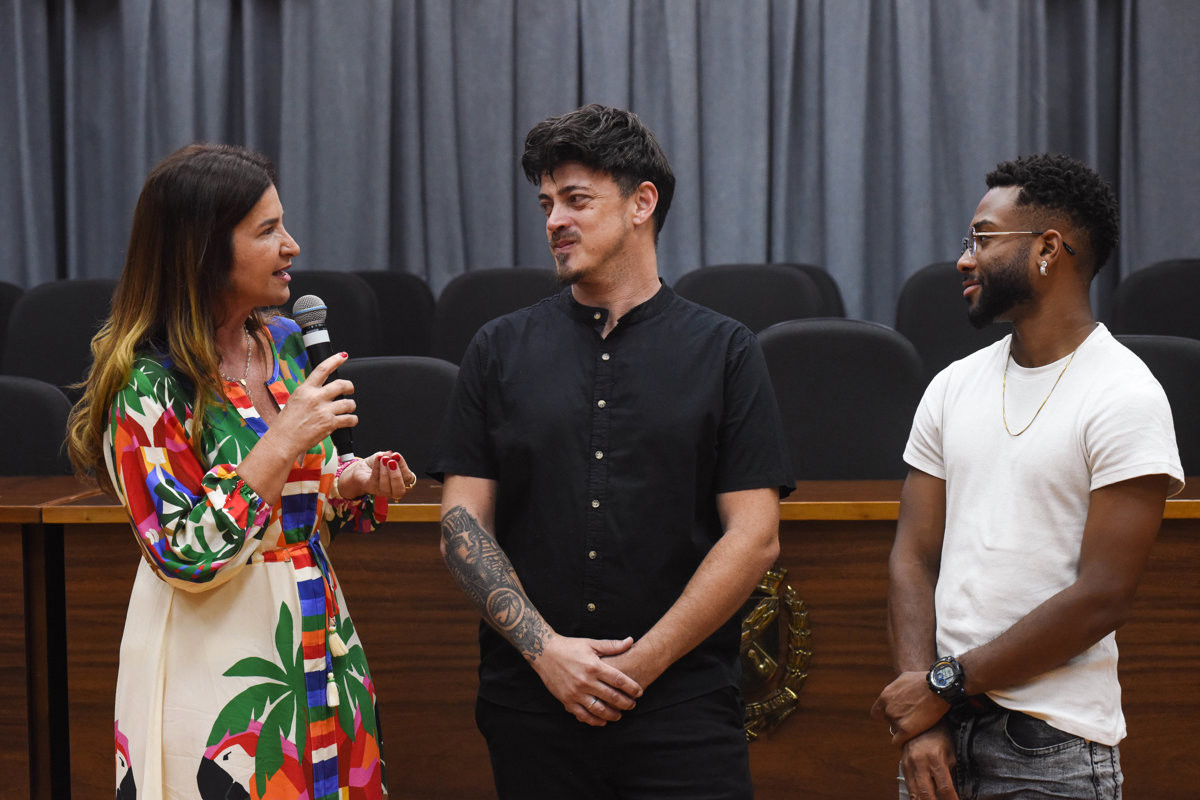 Cerimônia de entrega do voto de congratulações aconteceu na tarde desta quinta-feira (11), no salão nobre da Câmara