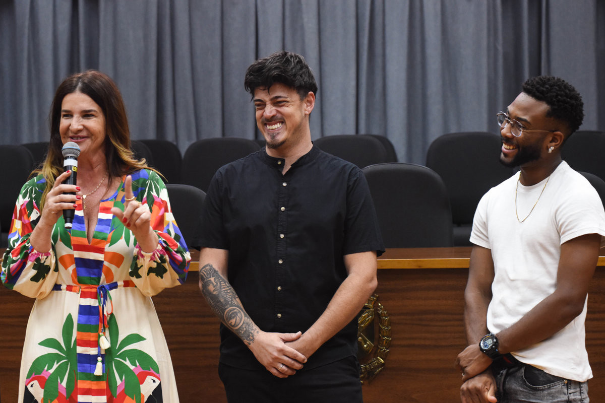 Cerimônia de entrega do voto de congratulações aconteceu na tarde desta quinta-feira (11), no salão nobre da Câmara