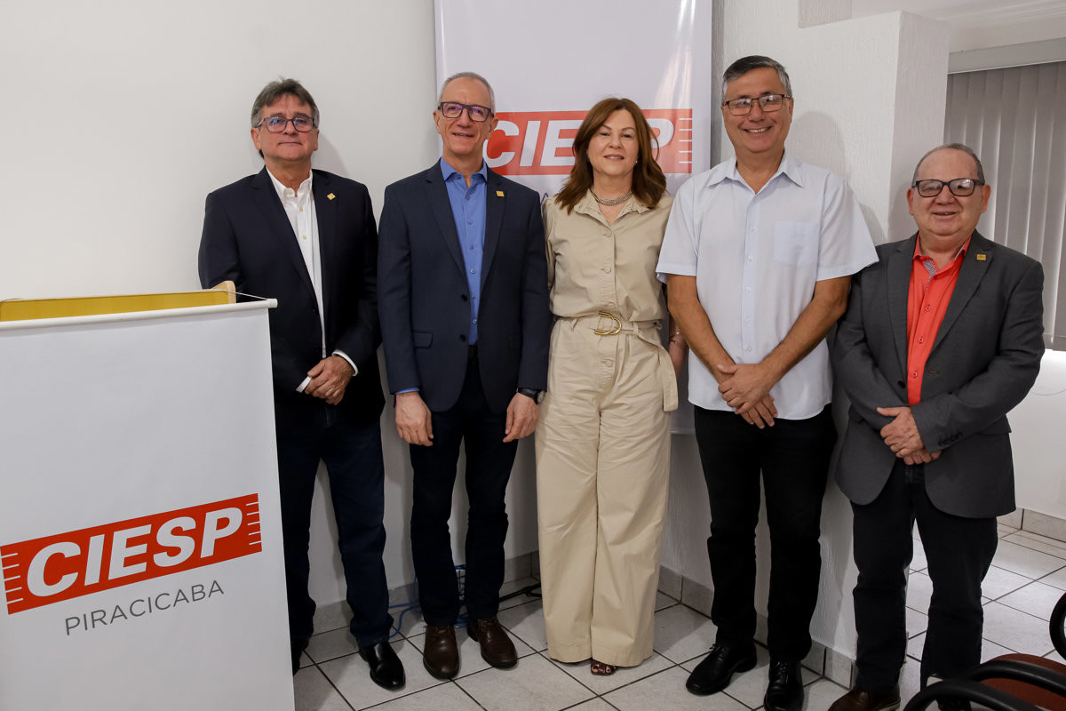 Participaram da entrega, além do vereador Pedro Kawai, a atual diretoria do Ciesp Piracicaba, composta por Andrea Zámolyi Park, diretora-titular; Fábio Ramos Vitti, 1º vice-diretor; e Agostinho Monsserrocco Júnior, 2º vice-diretor, além de Homero Scarso, gerente do Ciesp Piracicaba