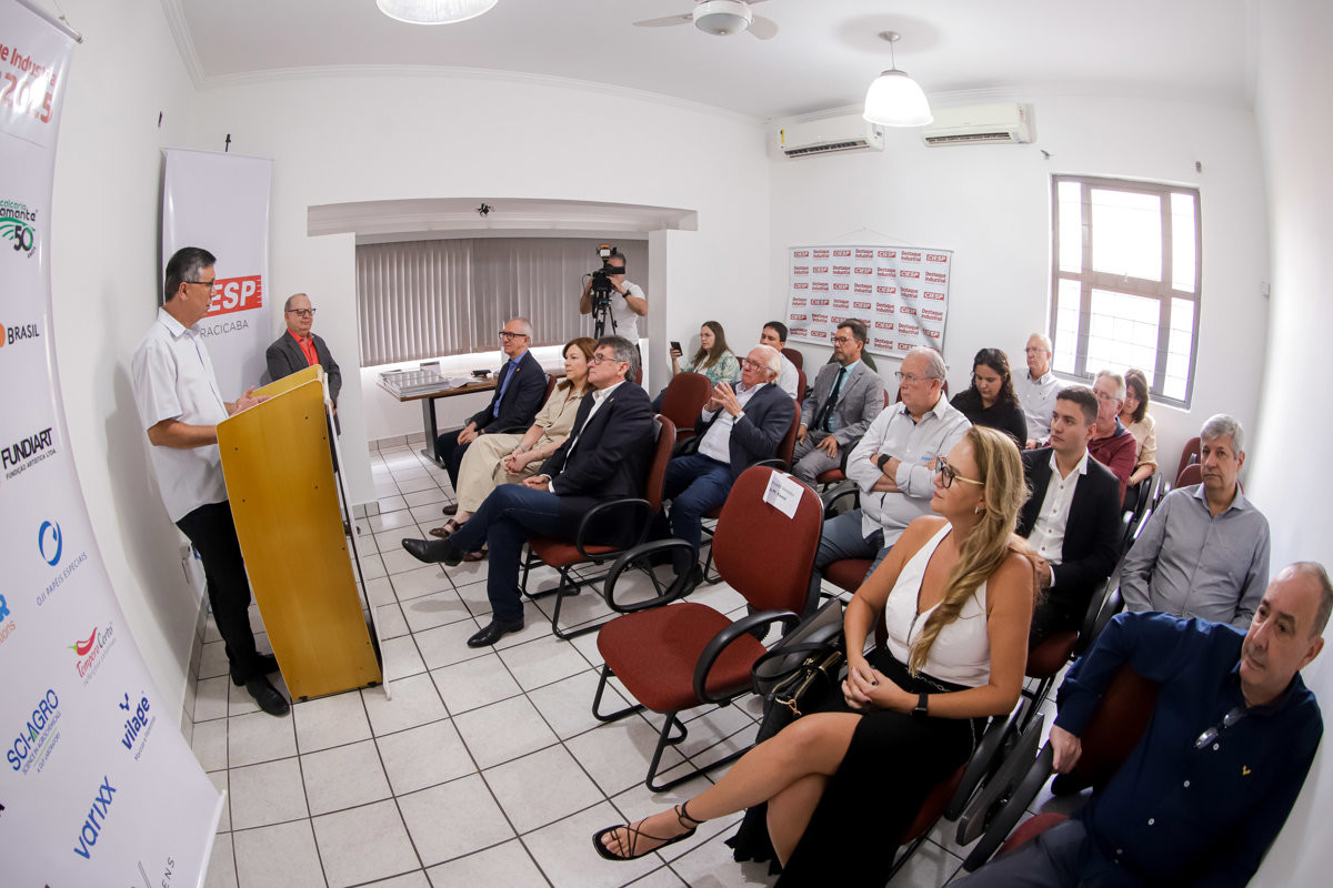 Participaram da entrega, além do vereador Pedro Kawai, a atual diretoria do Ciesp Piracicaba, composta por Andrea Zámolyi Park, diretora-titular; Fábio Ramos Vitti, 1º vice-diretor; e Agostinho Monsserrocco Júnior, 2º vice-diretor, além de Homero Scarso, gerente do Ciesp Piracicaba
