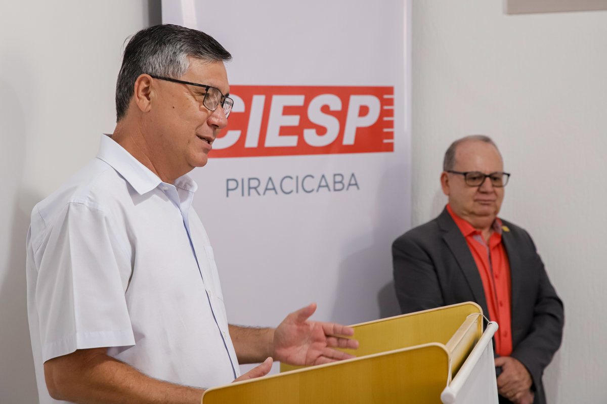 Participaram da entrega, além do vereador Pedro Kawai, a atual diretoria do Ciesp Piracicaba, composta por Andrea Zámolyi Park, diretora-titular; Fábio Ramos Vitti, 1º vice-diretor; e Agostinho Monsserrocco Júnior, 2º vice-diretor, além de Homero Scarso, gerente do Ciesp Piracicaba