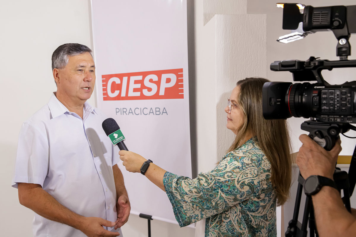 Participaram da entrega, além do vereador Pedro Kawai, a atual diretoria do Ciesp Piracicaba, composta por Andrea Zámolyi Park, diretora-titular; Fábio Ramos Vitti, 1º vice-diretor; e Agostinho Monsserrocco Júnior, 2º vice-diretor, além de Homero Scarso, gerente do Ciesp Piracicaba