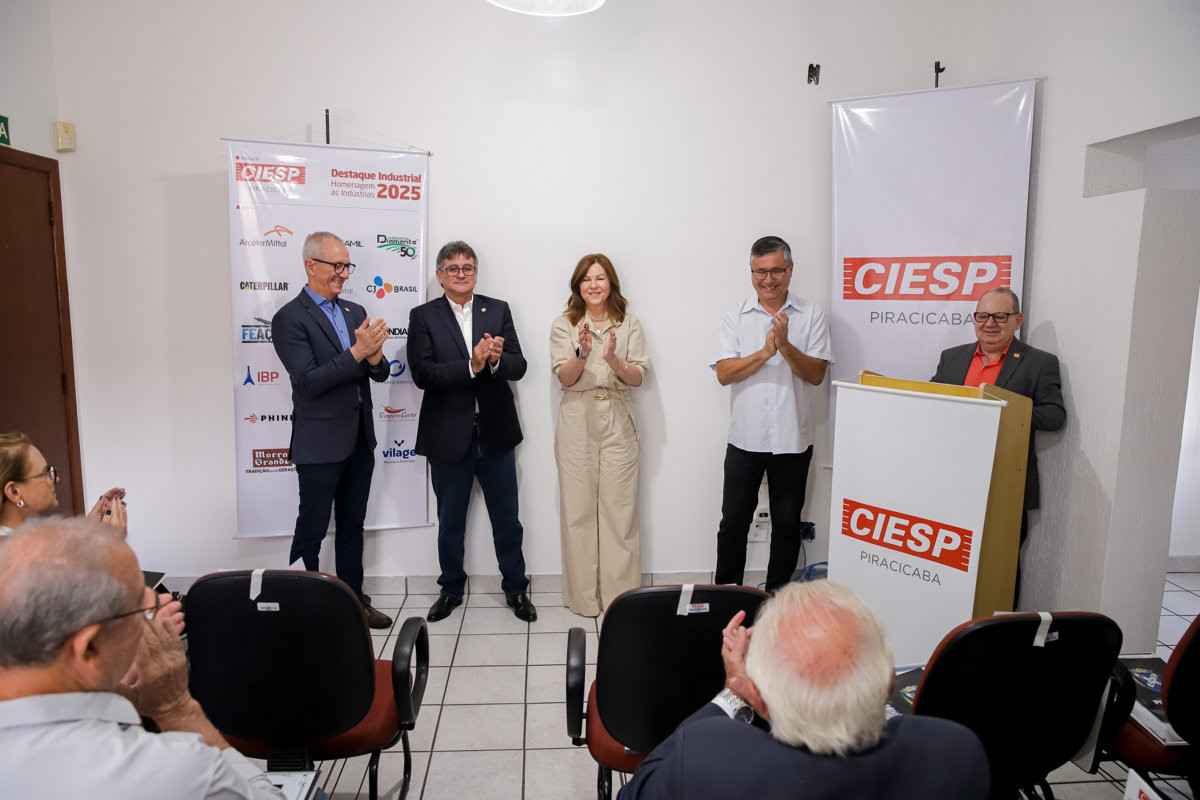 Participaram da entrega, além do vereador Pedro Kawai, a atual diretoria do Ciesp Piracicaba, composta por Andrea Zámolyi Park, diretora-titular; Fábio Ramos Vitti, 1º vice-diretor; e Agostinho Monsserrocco Júnior, 2º vice-diretor, além de Homero Scarso, gerente do Ciesp Piracicaba