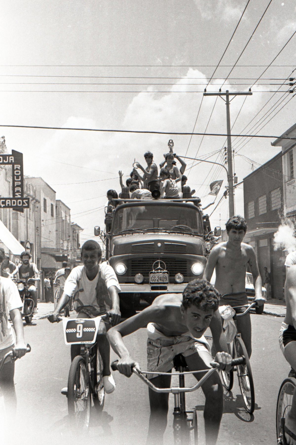 Nas ruas de Piracicaba, a comemoração com a torcida. A cidade parou para receber as campeãs