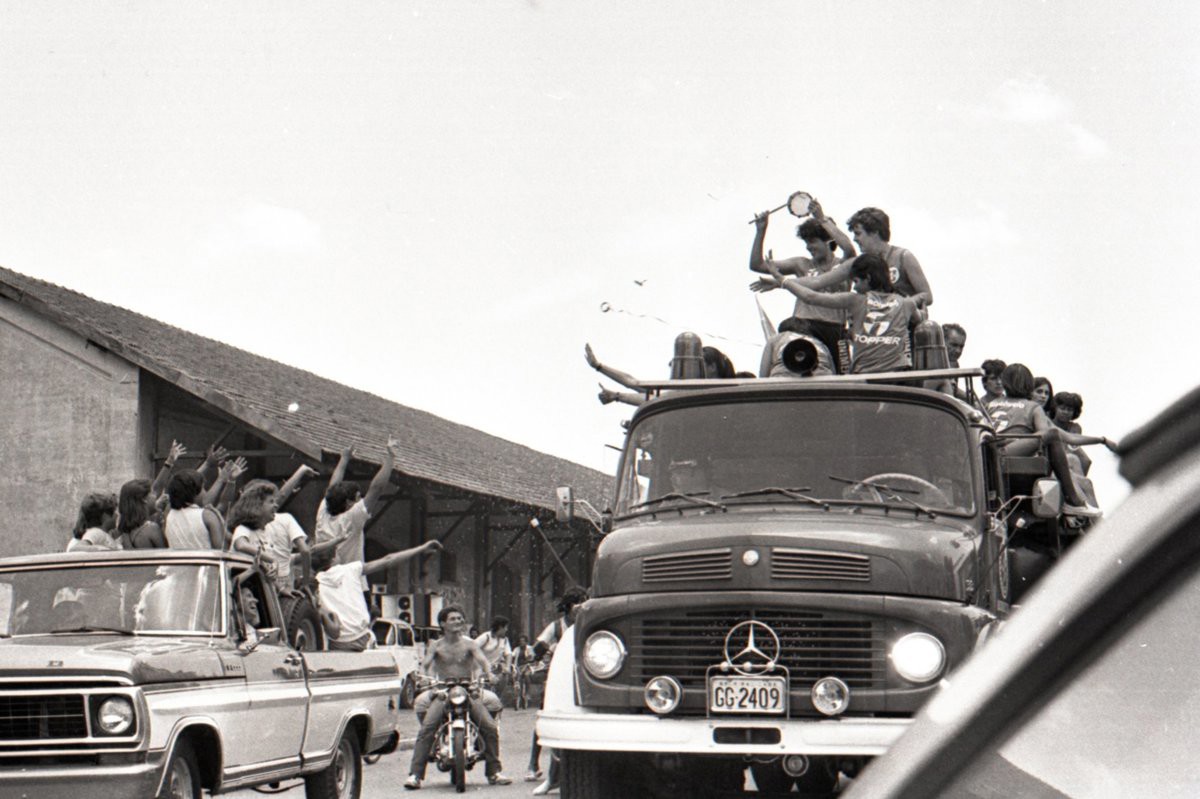 Nas ruas de Piracicaba, a comemoração com a torcida. A cidade parou para receber as campeãs