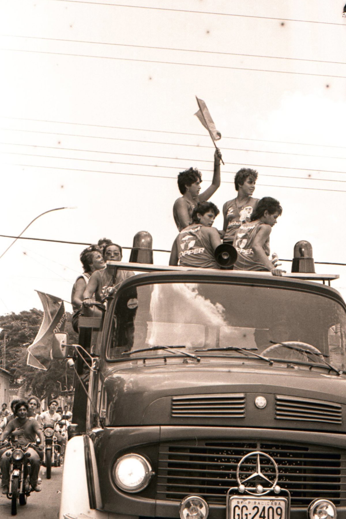 Nas ruas de Piracicaba, a comemoração com a torcida. A cidade parou para receber as campeãs