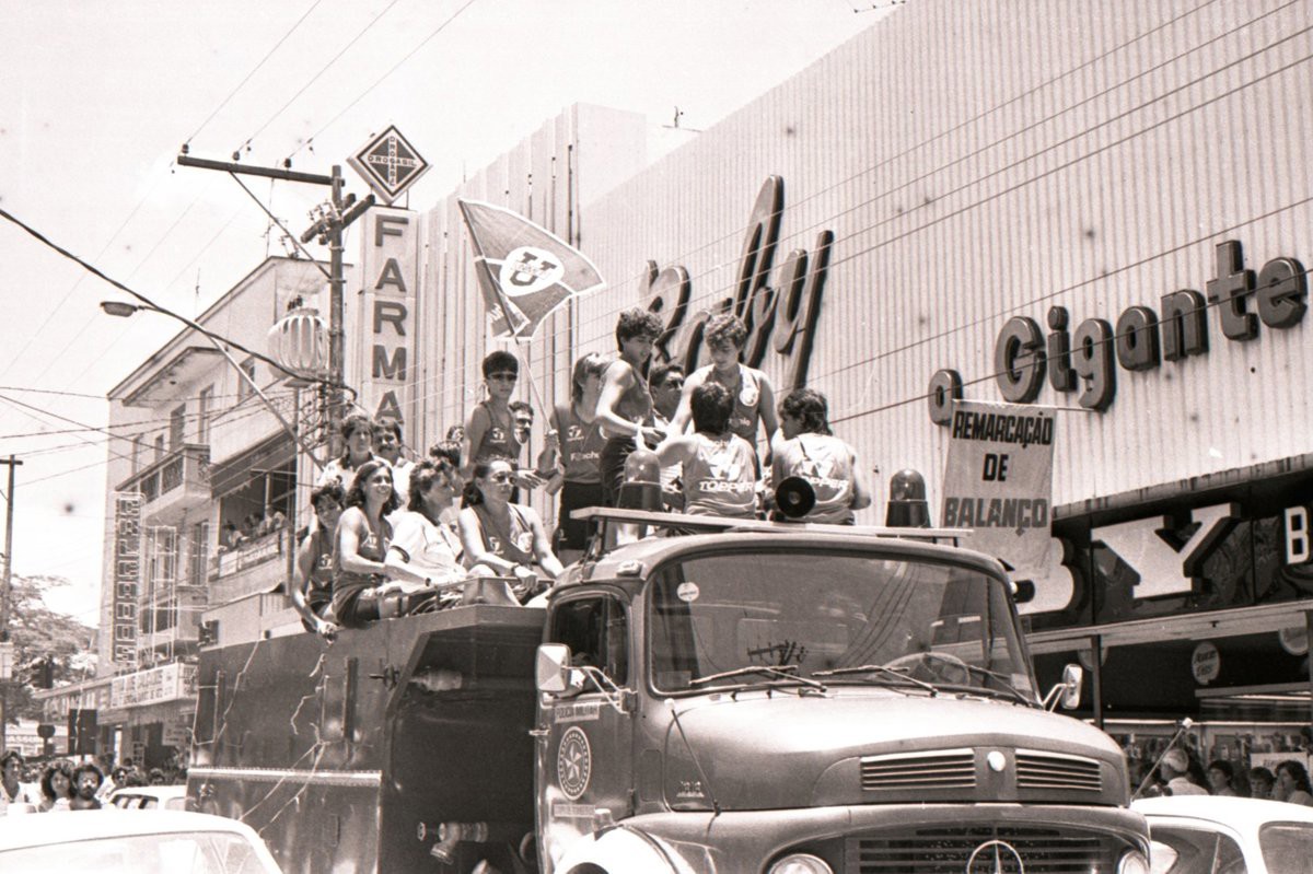 Nas ruas de Piracicaba, a comemoração com a torcida. A cidade parou para receber as campeãs