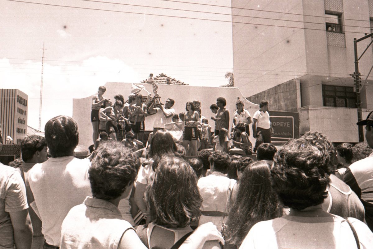 Nas ruas de Piracicaba, a comemoração com a torcida. A cidade parou para receber as campeãs