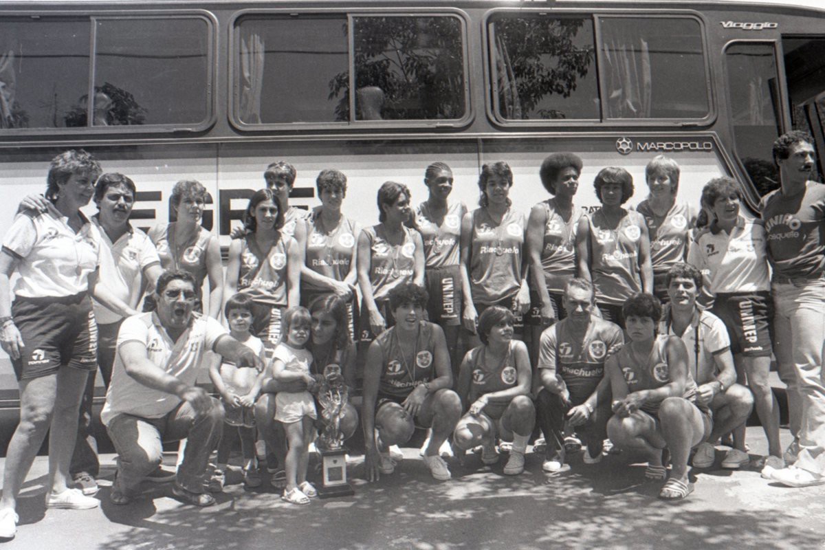 Delegação da Associação Desportiva Unimep, bicampeã consecutiva do Campeonato Paulista de Basquete Feminino