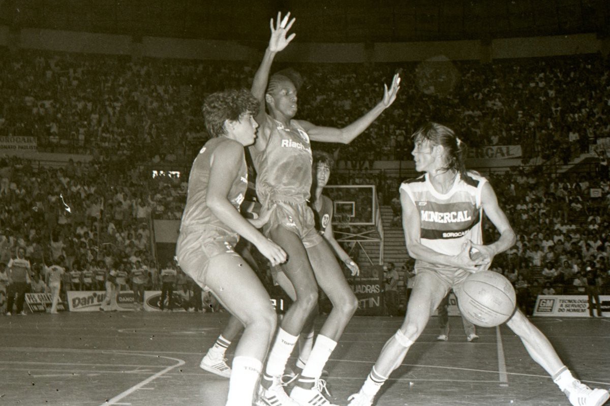 Neusinha, Paula e Branca durante a partida: marcação sobre Hortência