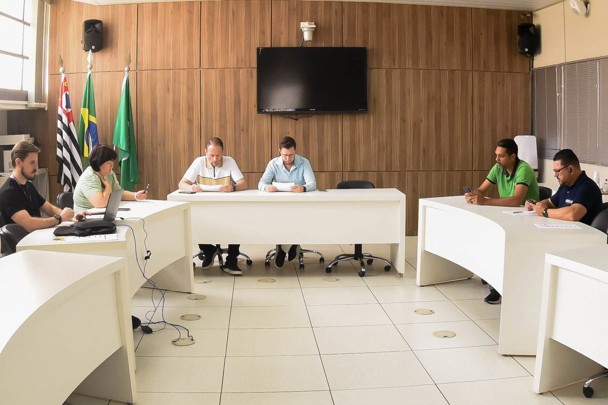Projeto proíbe alimentar pombos e comercializar alimentos, além de estabelecer penalidades