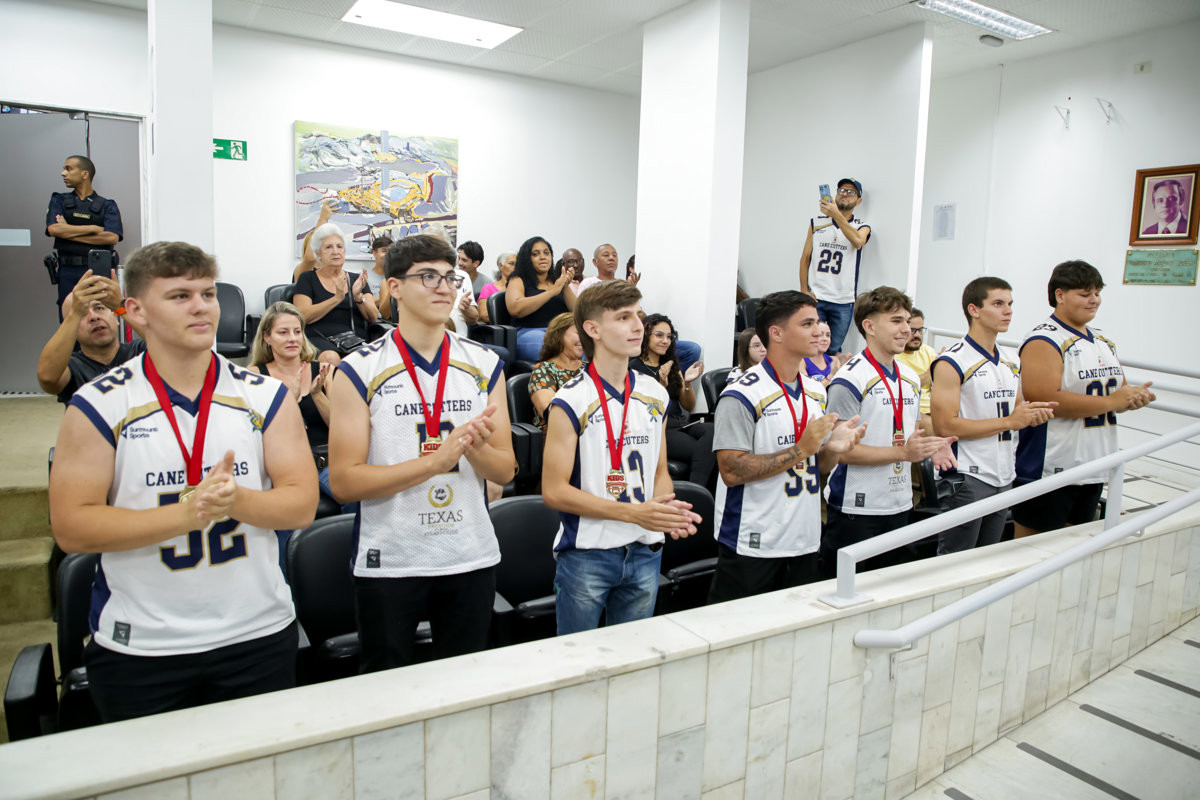 Entrega da moção de aplausos ao Cane Cutters aconteceu na noite desta quinta (5), no Plenário "Francisco Antonio Coelho"