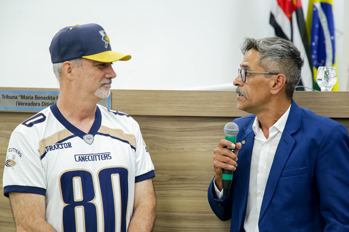 Entrega da moção de aplausos ao Cane Cutters aconteceu na noite desta quinta (5), no Plenário "Francisco Antonio Coelho"