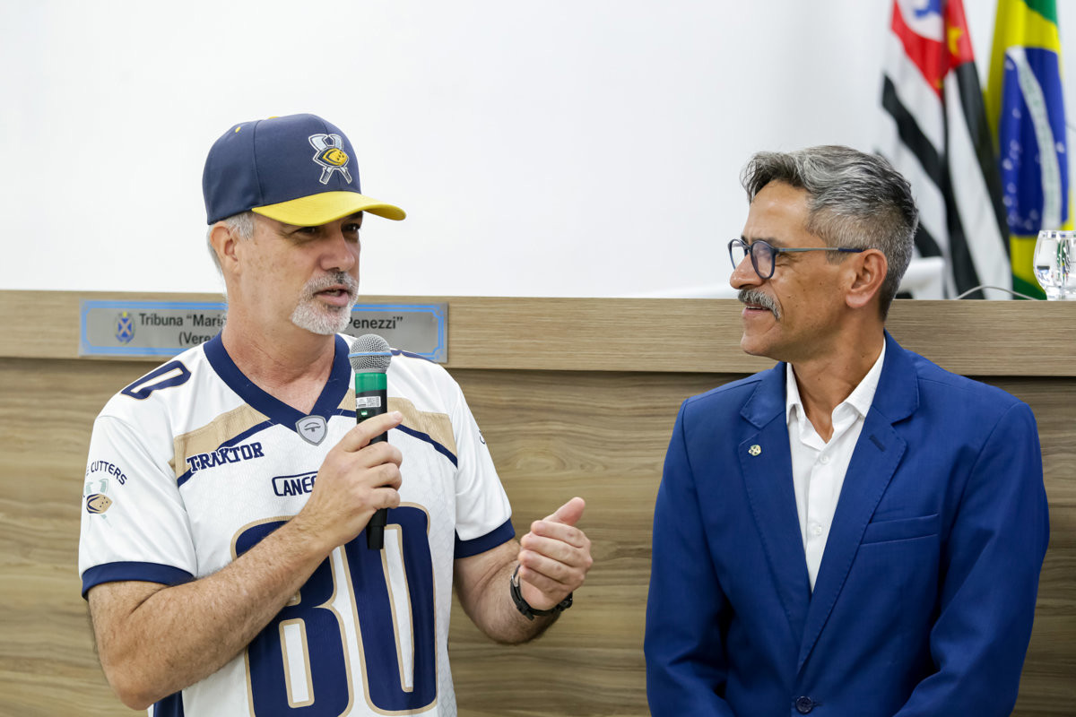 Entrega da moção de aplausos ao Cane Cutters aconteceu na noite desta quinta (5), no Plenário "Francisco Antonio Coelho"