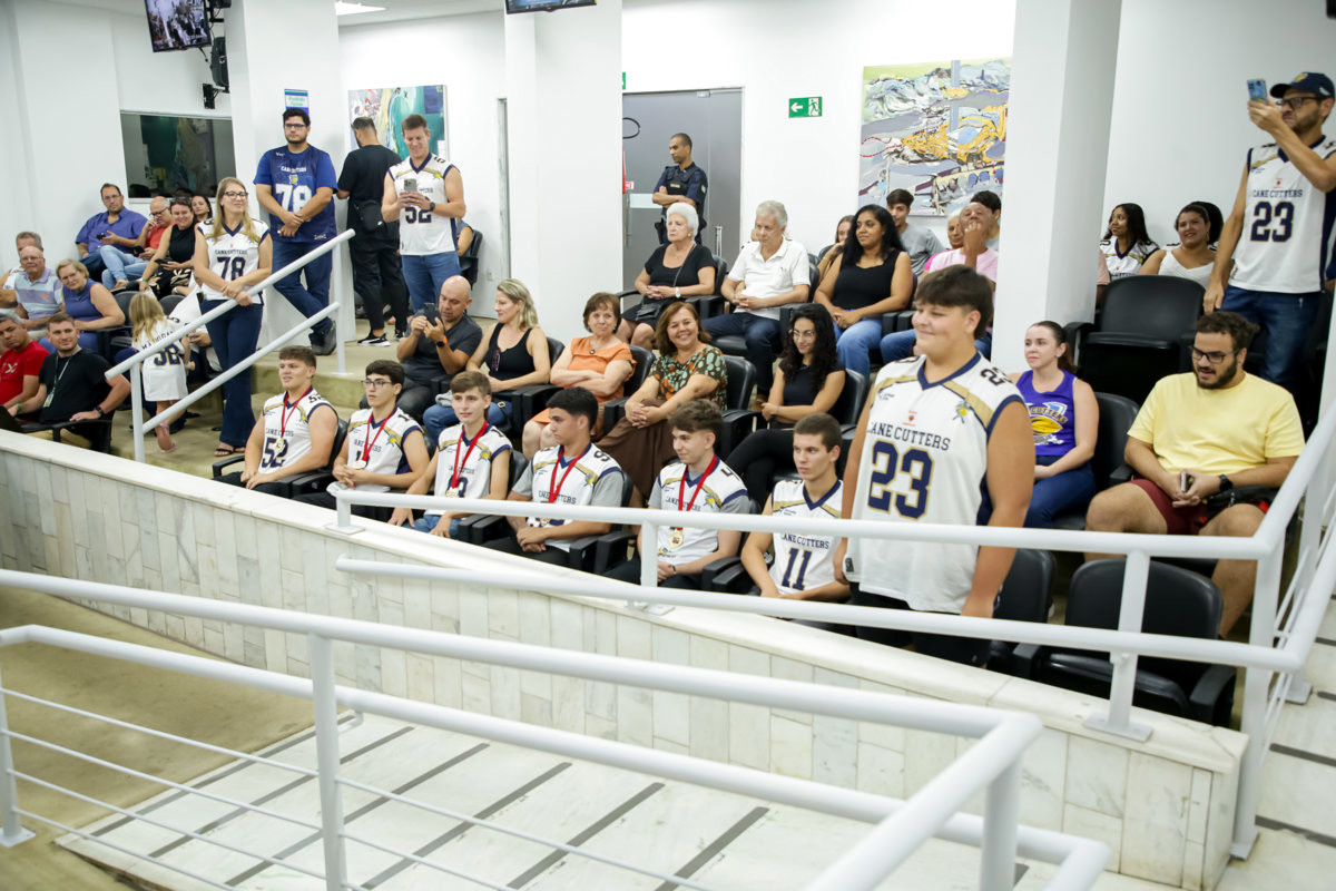 Entrega da moção de aplausos ao Cane Cutters aconteceu na noite desta quinta (5), no Plenário "Francisco Antonio Coelho"