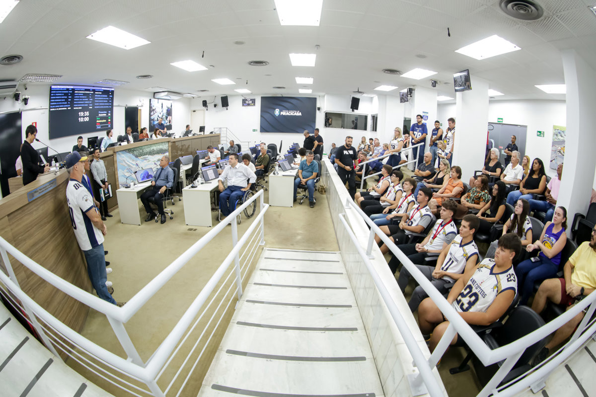 Entrega da moção de aplausos ao Cane Cutters aconteceu na noite desta quinta (5), no Plenário "Francisco Antonio Coelho"