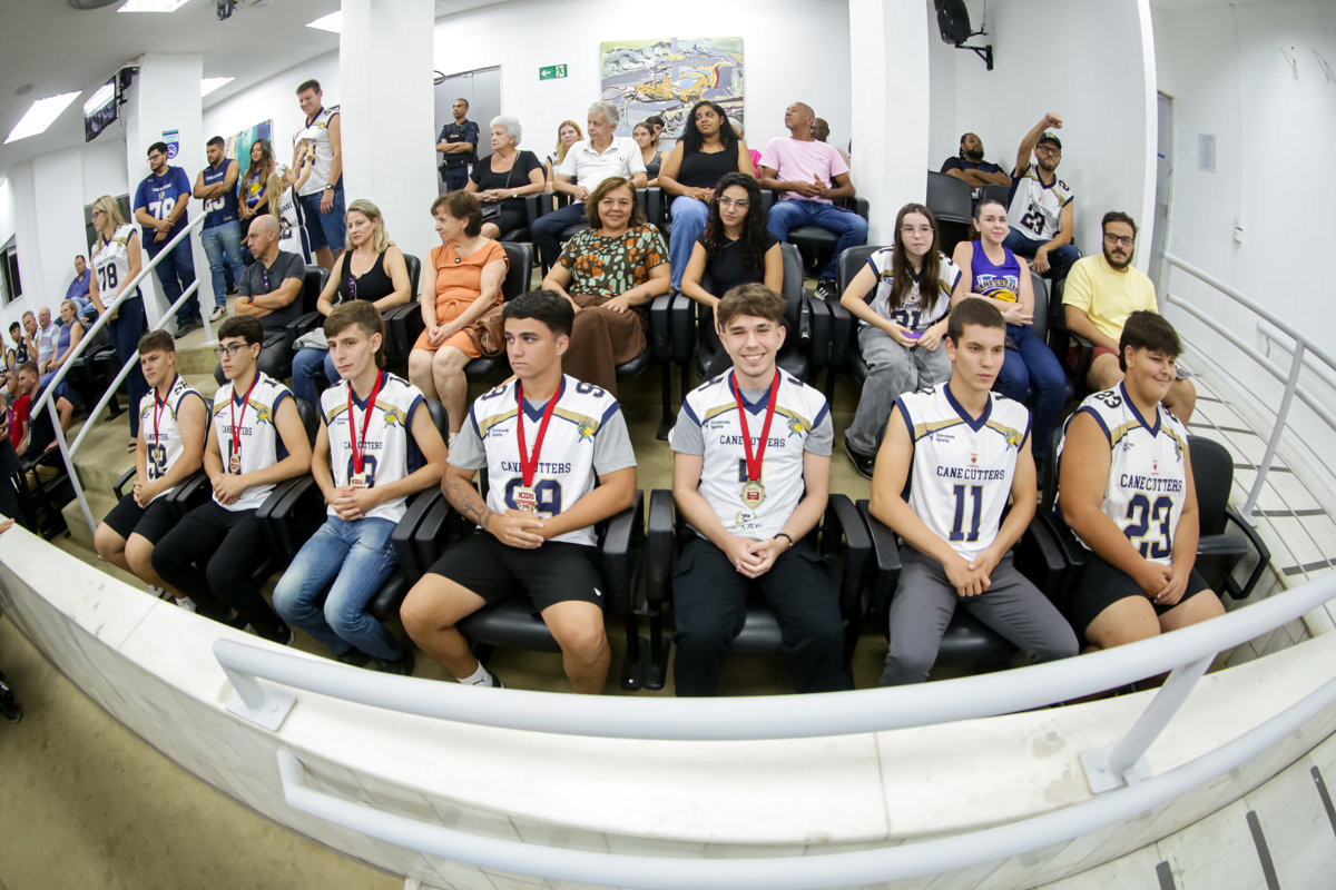 Entrega da moção de aplausos ao Cane Cutters aconteceu na noite desta quinta (5), no Plenário "Francisco Antonio Coelho"