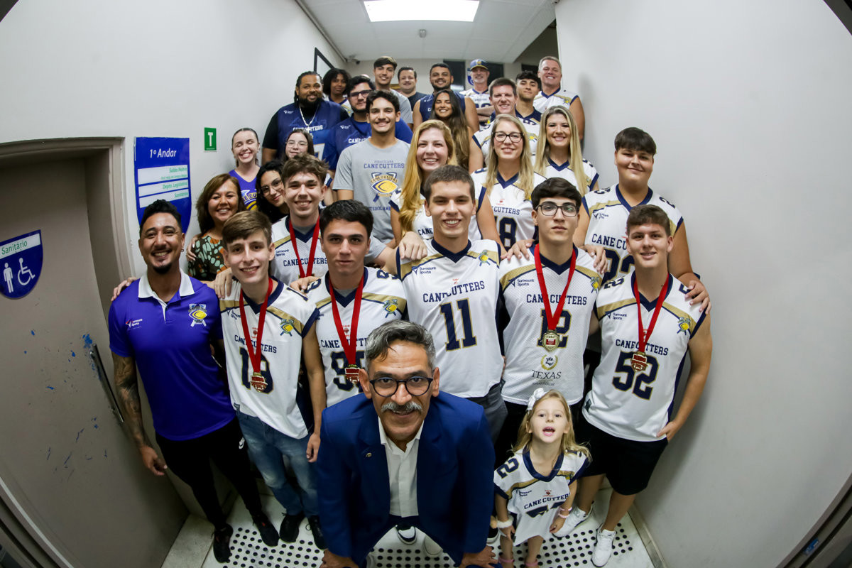 Entrega da moção de aplausos ao Cane Cutters aconteceu na noite desta quinta (5), no Plenário "Francisco Antonio Coelho"