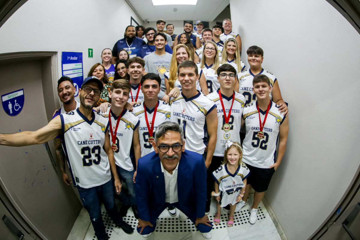 Entrega da moção de aplausos ao Cane Cutters aconteceu na noite desta quinta (5), no Plenário "Francisco Antonio Coelho"