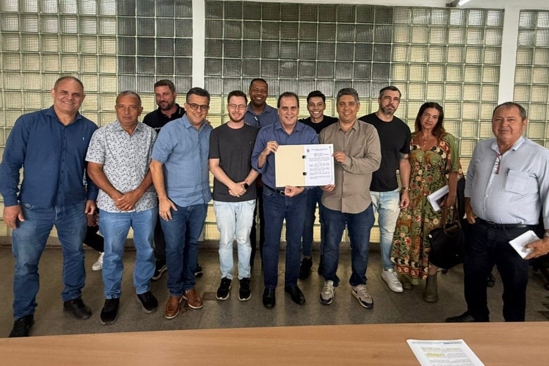 Vereadores entregaram uma indicação ao prefeito, solicitando estudo sobre implantação do Refis
