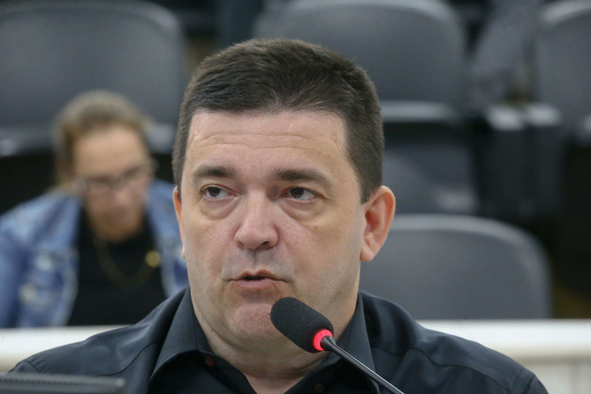 André Bandeira é autor do requerimento 77/2026, que solicita informações ao Chefe do Executivo sobre os serviços de recapeamento asfáltico, fresagem e tapa-buracos executados nas vias públicas do Município